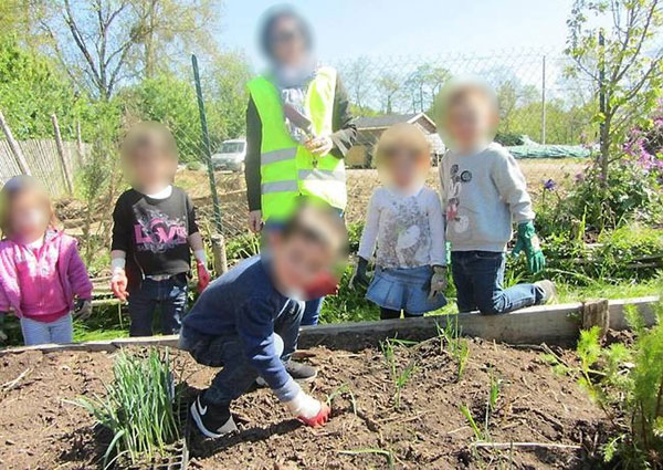 En avant pour les plantations de pommes de terre, poireaux, betteraves ! Les enfants ont pris leurs marques au jardin. Image